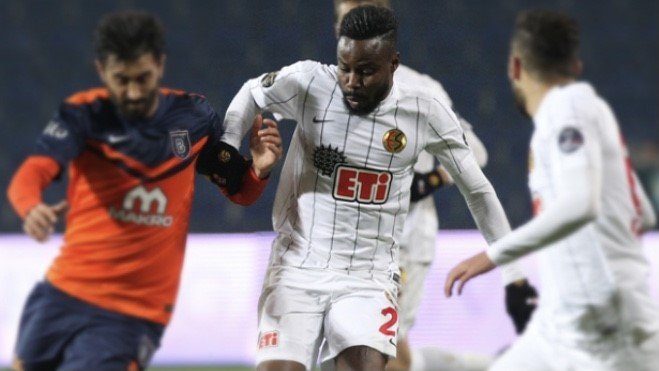 Eski Eskişehirsporlu orta saha oyuncusu Toko kramponları astı