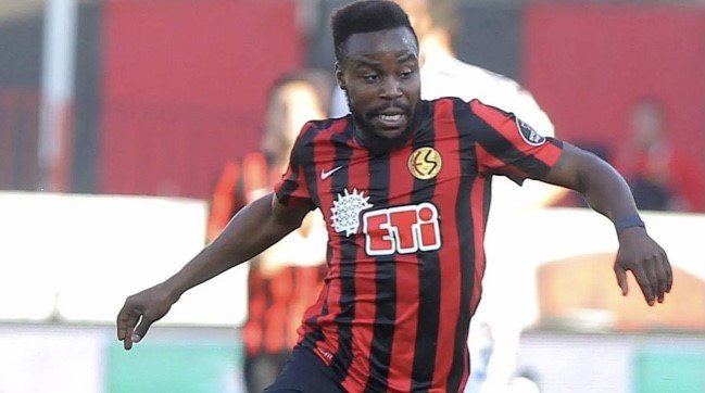 Eski Eskişehirsporlu orta saha oyuncusu Toko kramponları astı