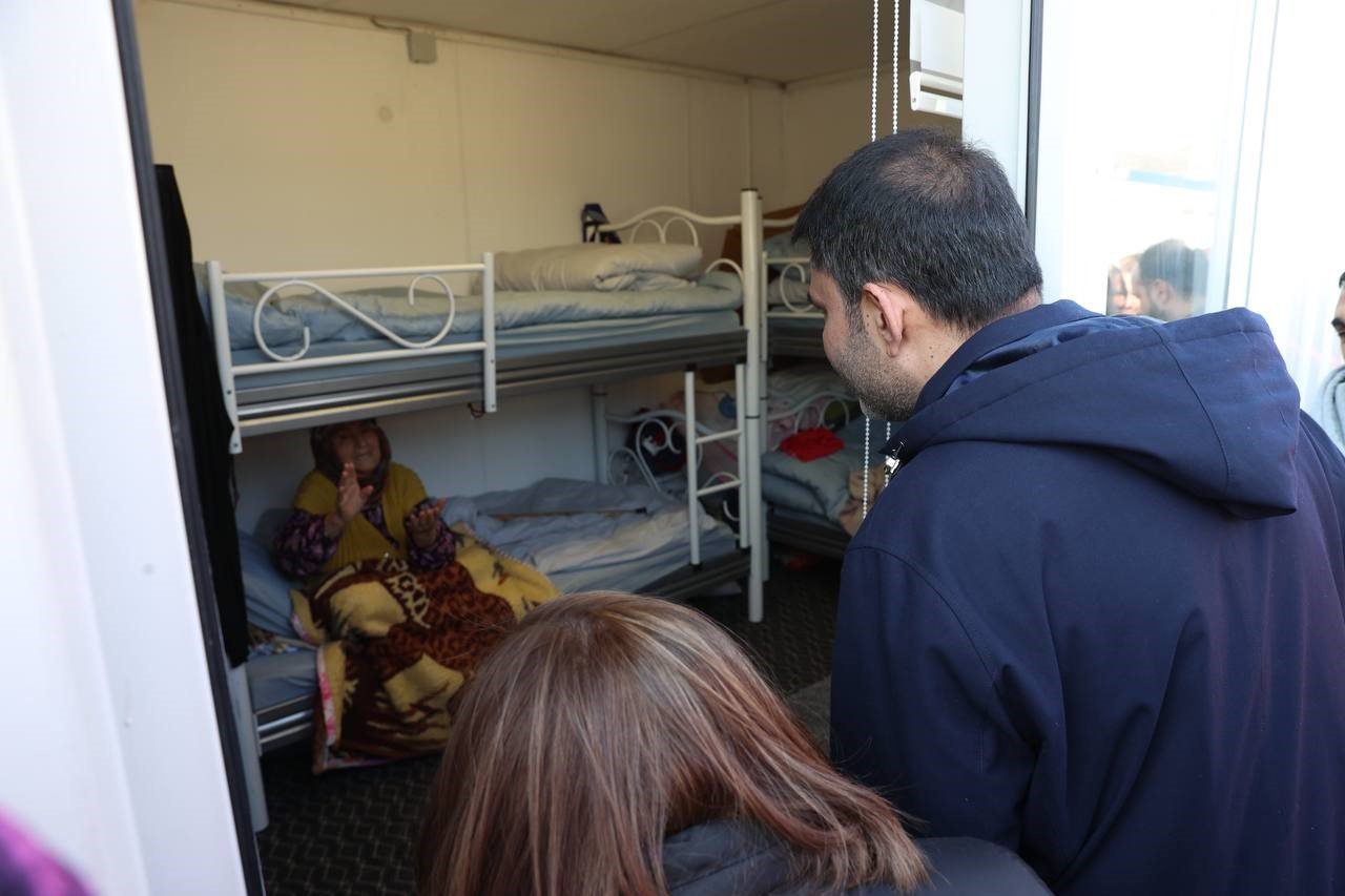 Bakan Kurum, konteyner kentte yaşayan depremzedeleri ziyaret etti