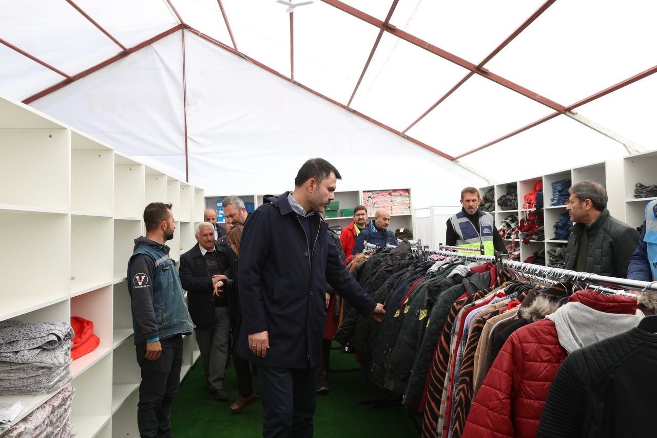 Bakan Kurum, konteyner kentte yaşayan depremzedeleri ziyaret etti