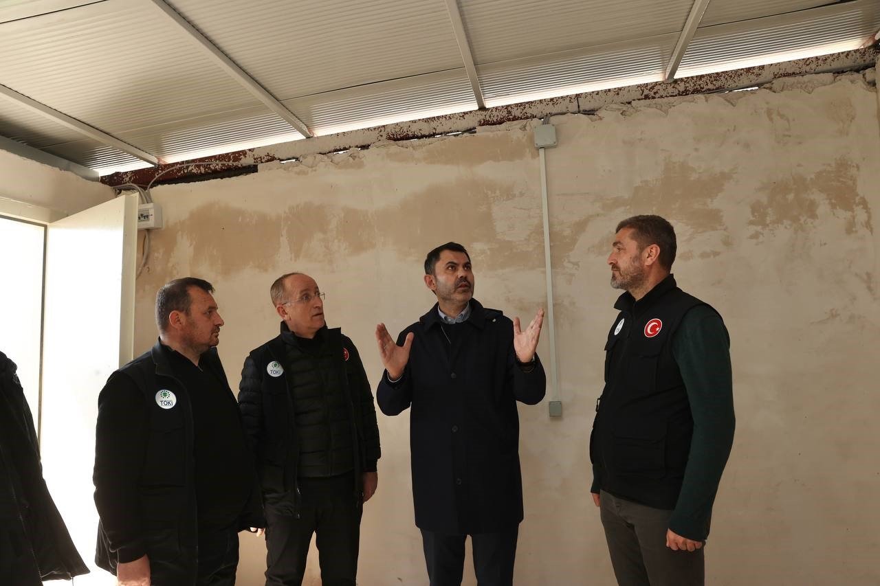Bakan Kurum, konteyner kentte yaşayan depremzedeleri ziyaret etti