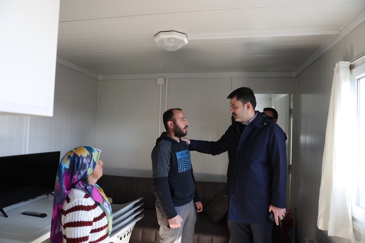 Bakan Kurum, konteyner kentte yaşayan depremzedeleri ziyaret etti