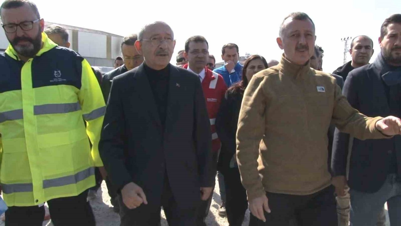 Kemal Kılıçdaroğlu Kocaeli Belediyesi’nin kurduğu çadır kenti ziyaret etti