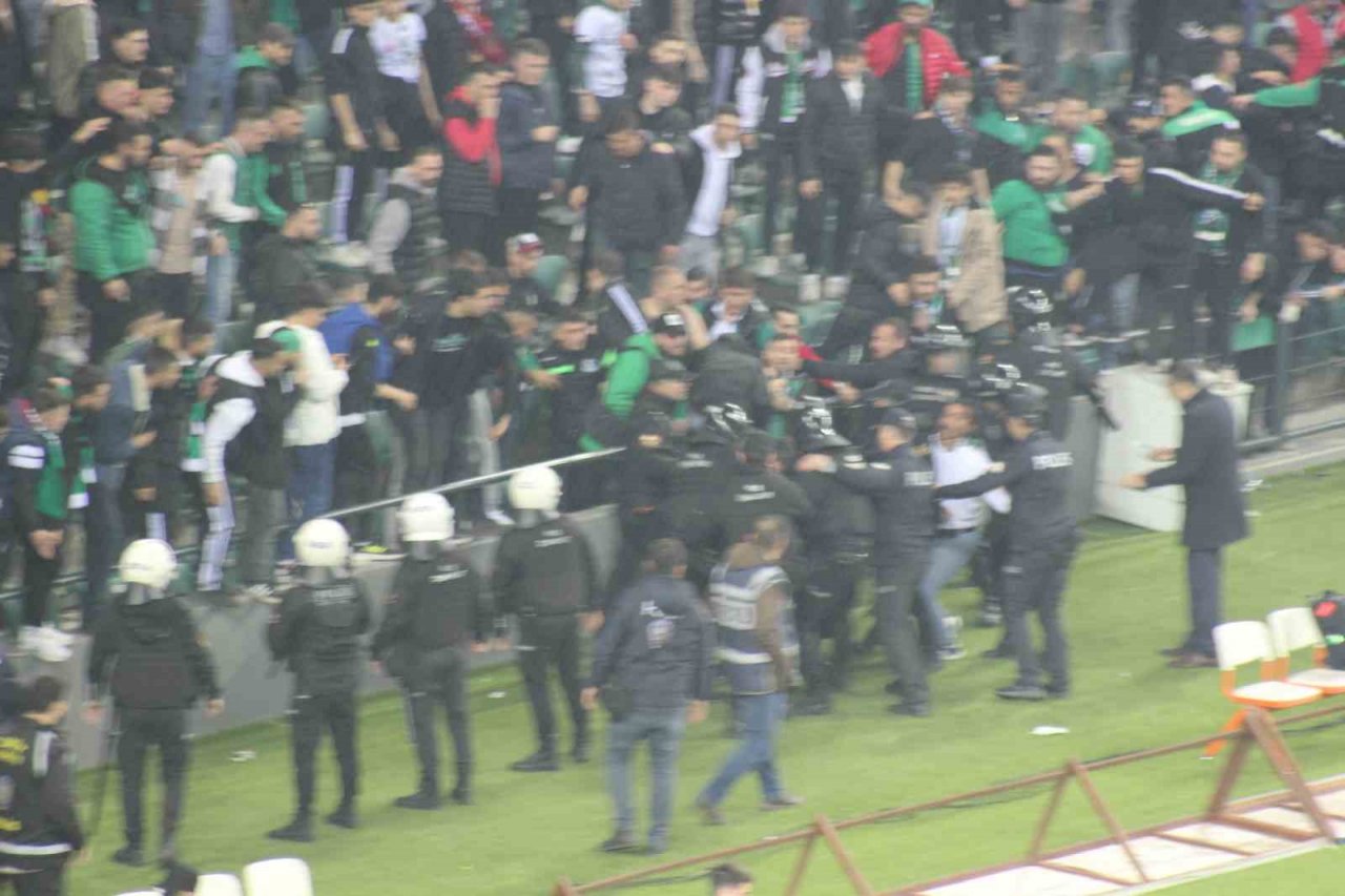 Sahaya atlayıp Kocaelispor tribününe Sakaryaspor atkısı açınca ortalık karıştı