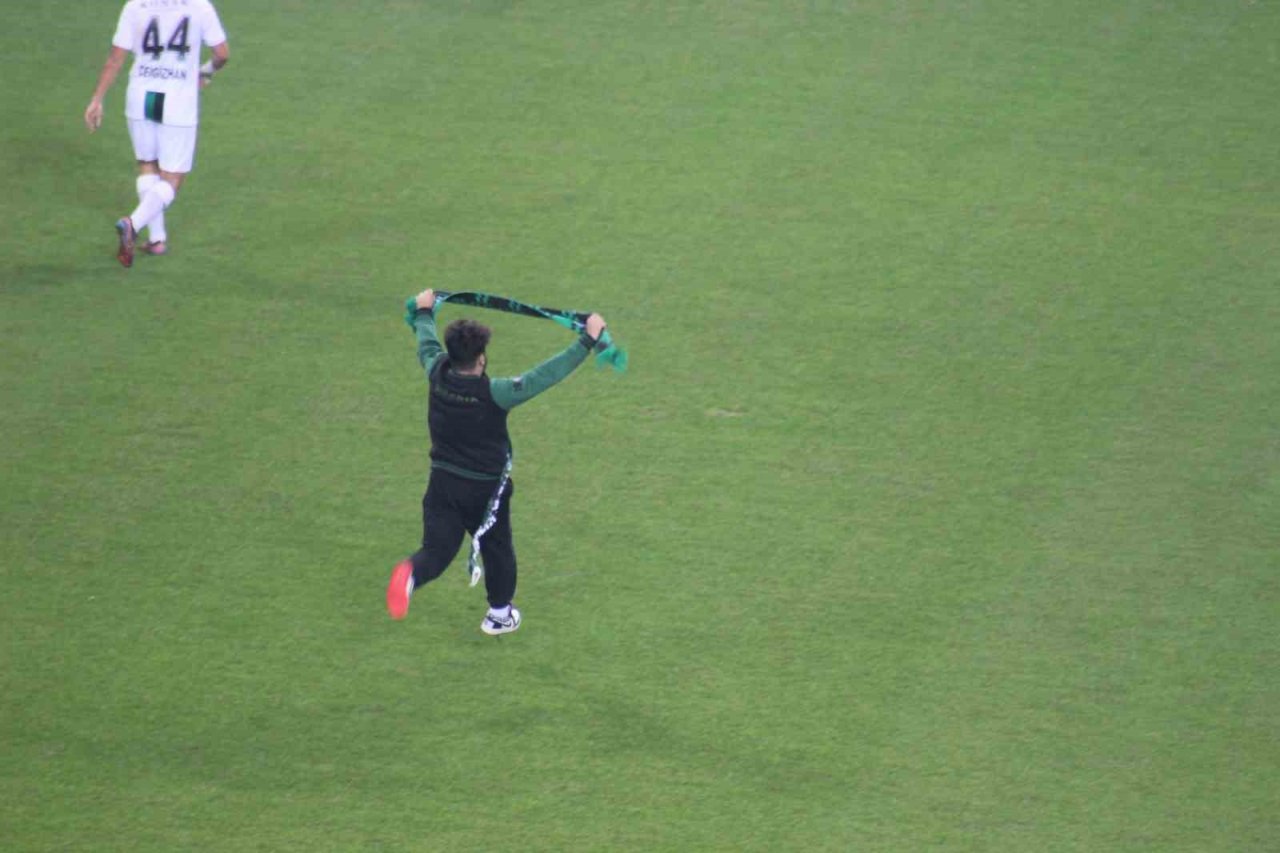 Sahaya atlayıp Kocaelispor tribününe Sakaryaspor atkısı açınca ortalık karıştı