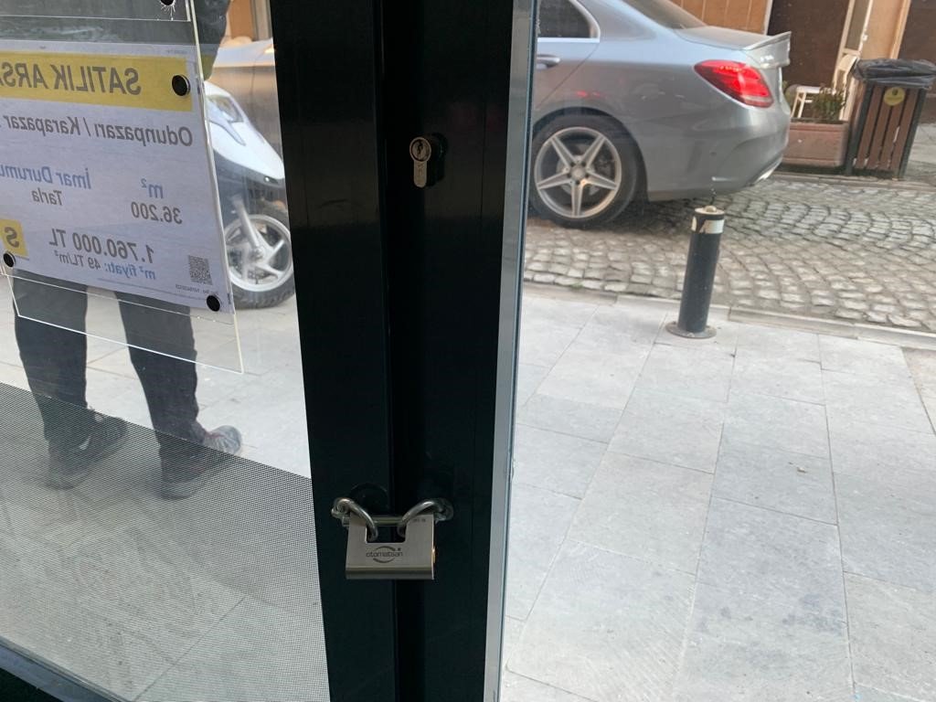 Kapıyı kıran şahıslar özel kilide takıldı