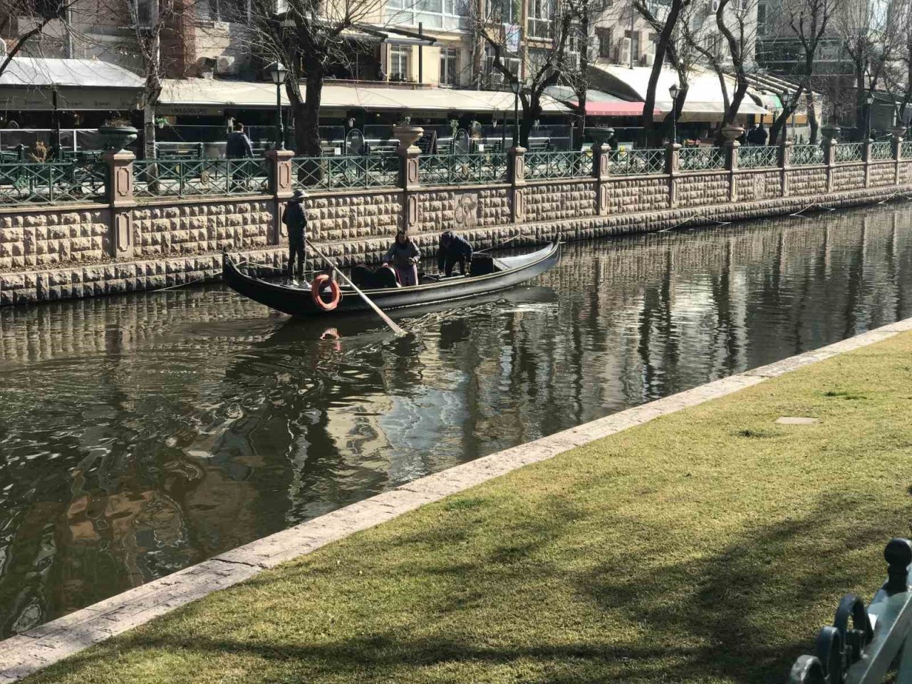 Sıcak havayı fırsat bilen vatandaşların gondol keyfi