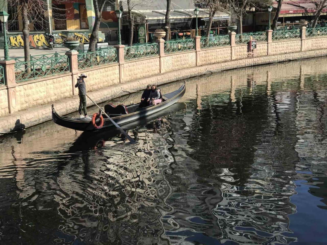 Sıcak havayı fırsat bilen vatandaşların gondol keyfi