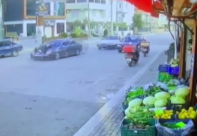 Aracın kaputunda kilometrelerce sürüklendi