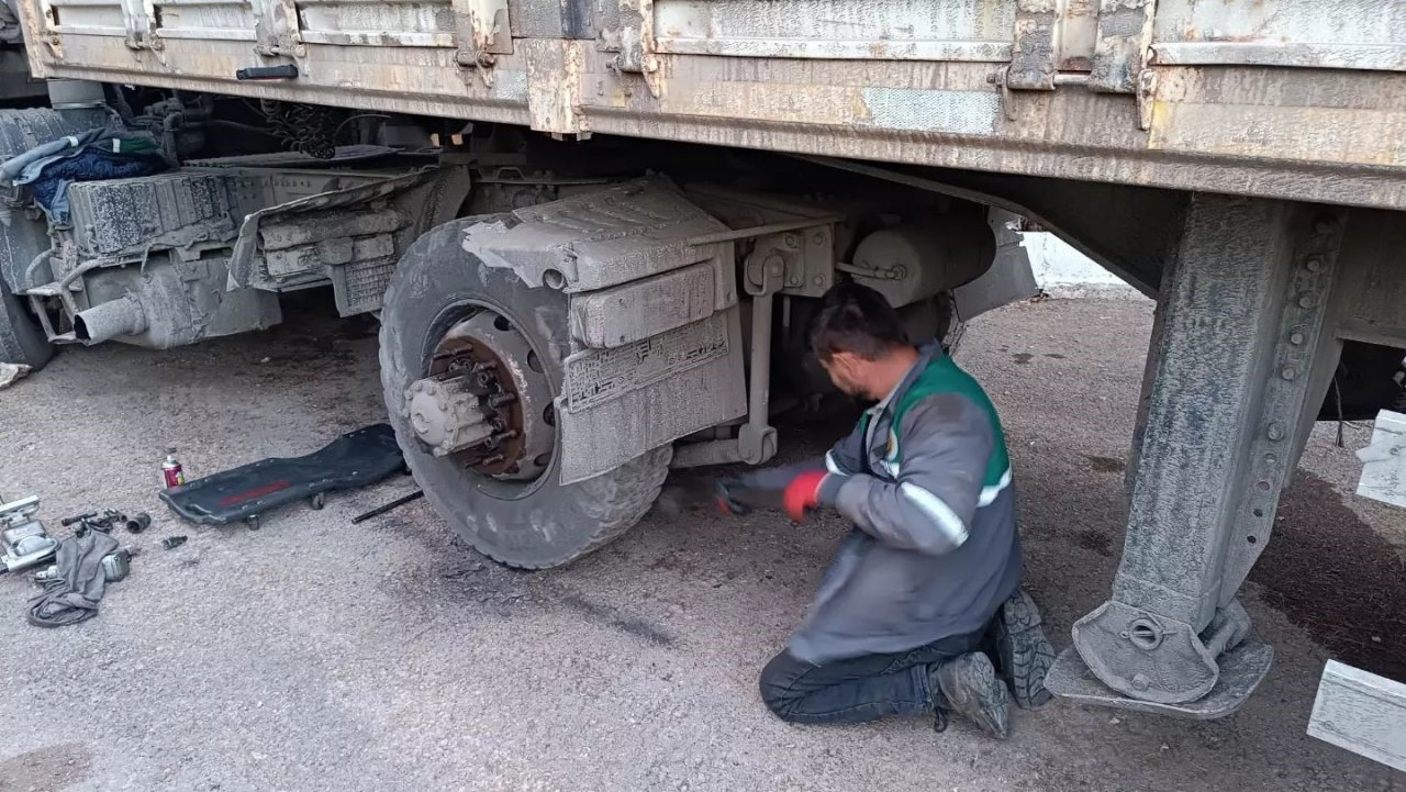 Deprem bölgesinde bozulan araçların imdadına seyyar tamir aracı yetişiyor