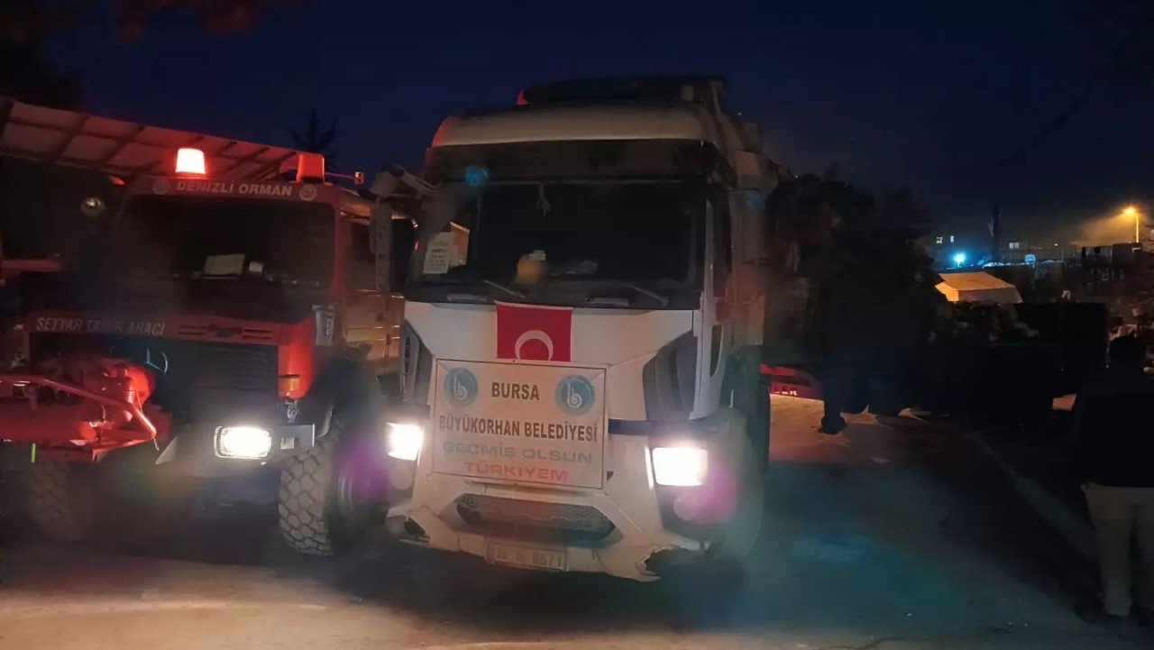 Deprem bölgesinde bozulan araçların imdadına seyyar tamir aracı yetişiyor