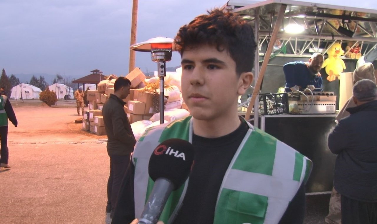 Depremden kurtulan Muhammed, gönüllü olarak depremzedelere yardım ediyor