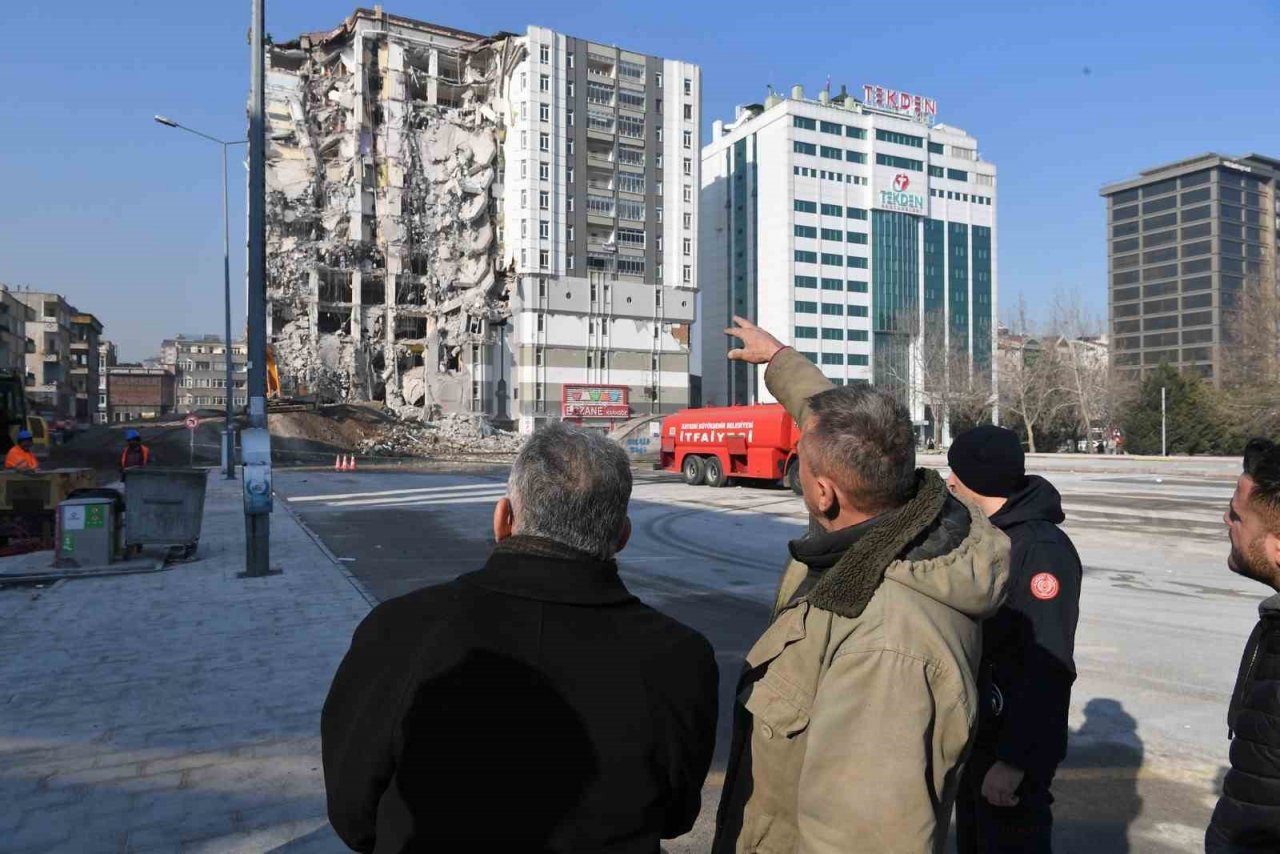 Başkan Büyükkılıç, ağır hasarlı binadaki yıkım çalışmalarını inceledi