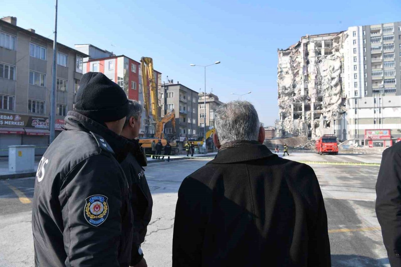 Başkan Büyükkılıç, ağır hasarlı binadaki yıkım çalışmalarını inceledi