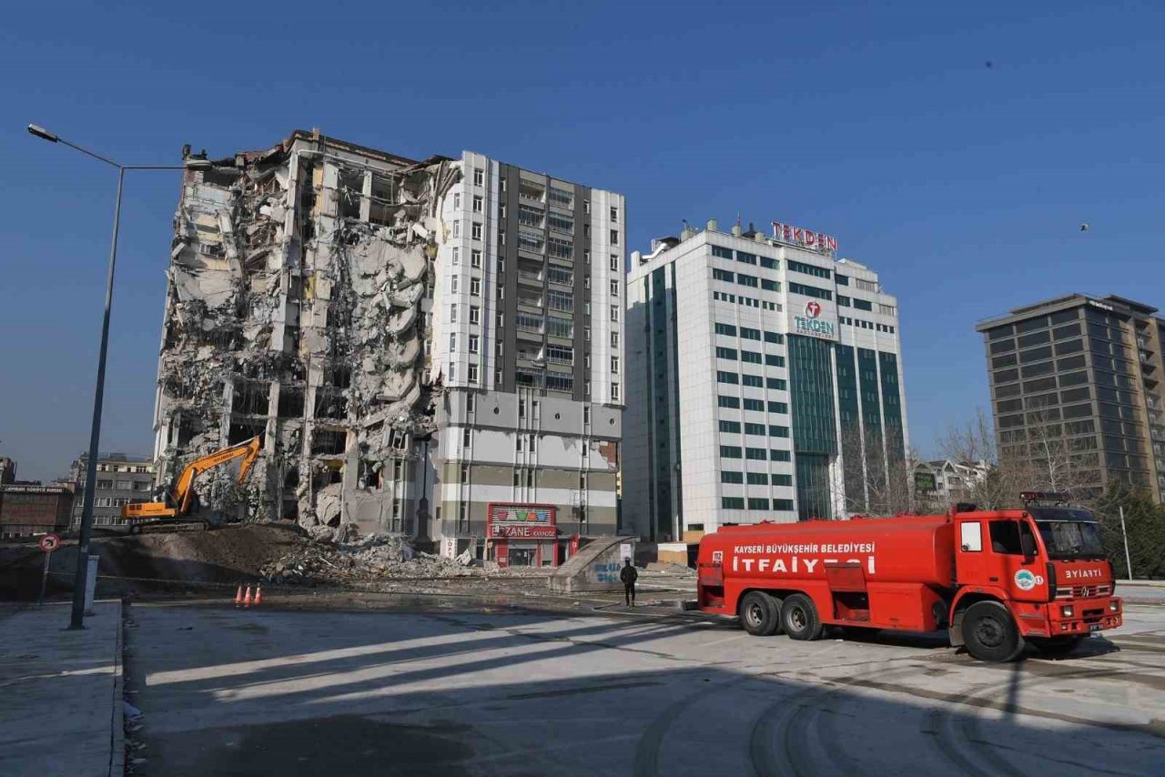 Başkan Büyükkılıç, ağır hasarlı binadaki yıkım çalışmalarını inceledi