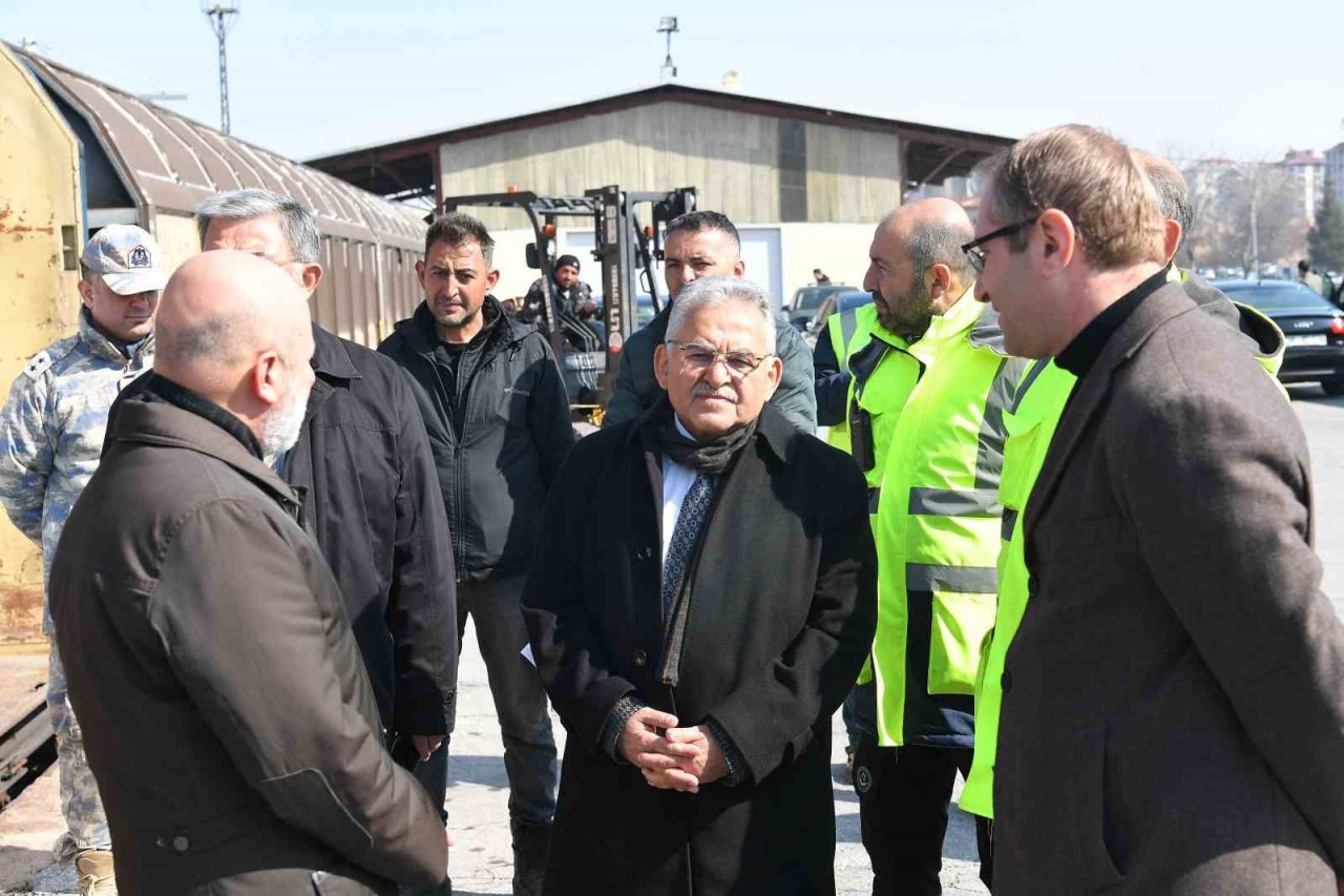 Başkan Büyükkılıç, Tren Garı’ndaki yardım çalışmaları hakkında inceleme yaptı