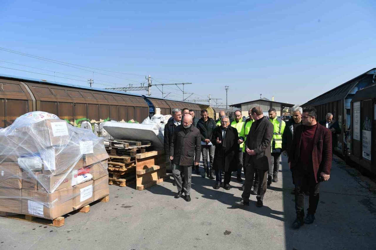 Başkan Büyükkılıç, Tren Garı’ndaki yardım çalışmaları hakkında inceleme yaptı
