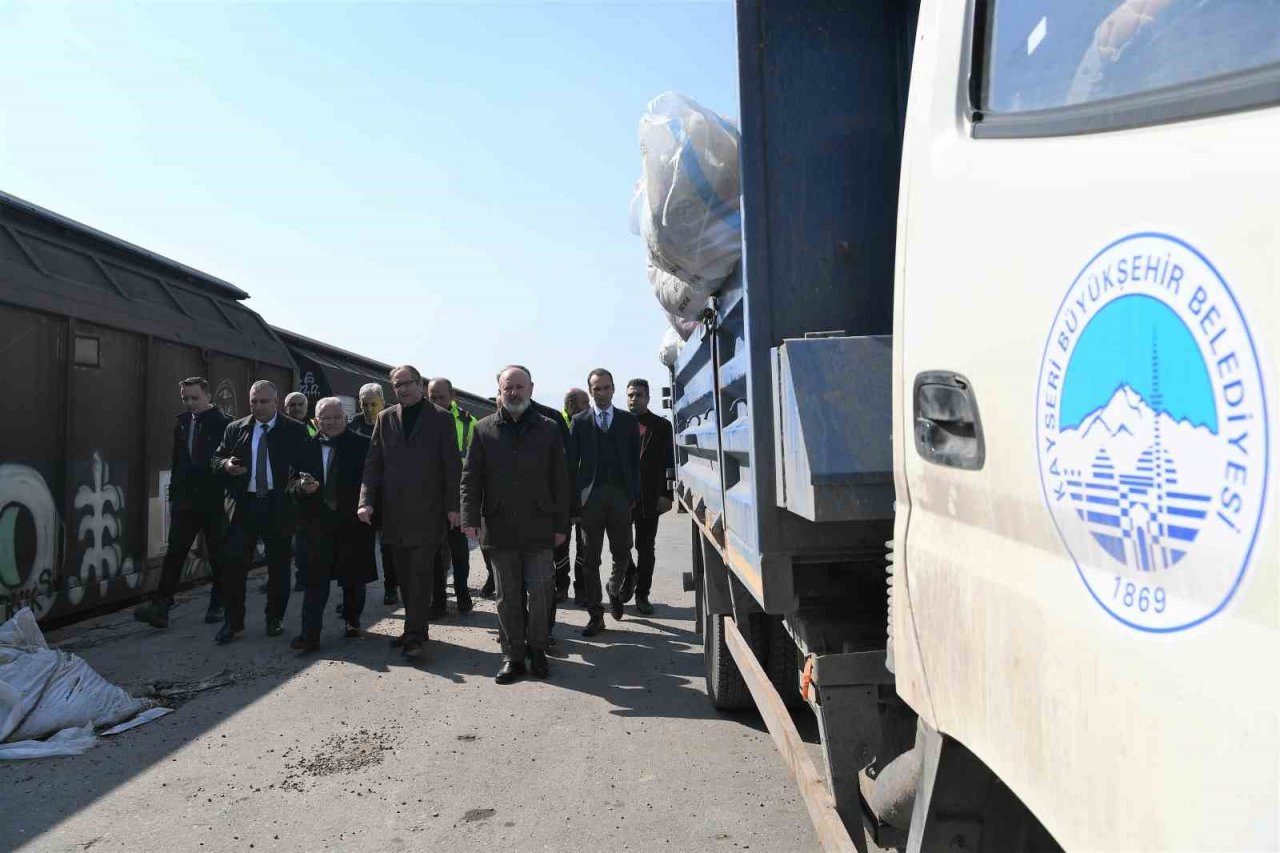 Başkan Büyükkılıç, Tren Garı’ndaki yardım çalışmaları hakkında inceleme yaptı
