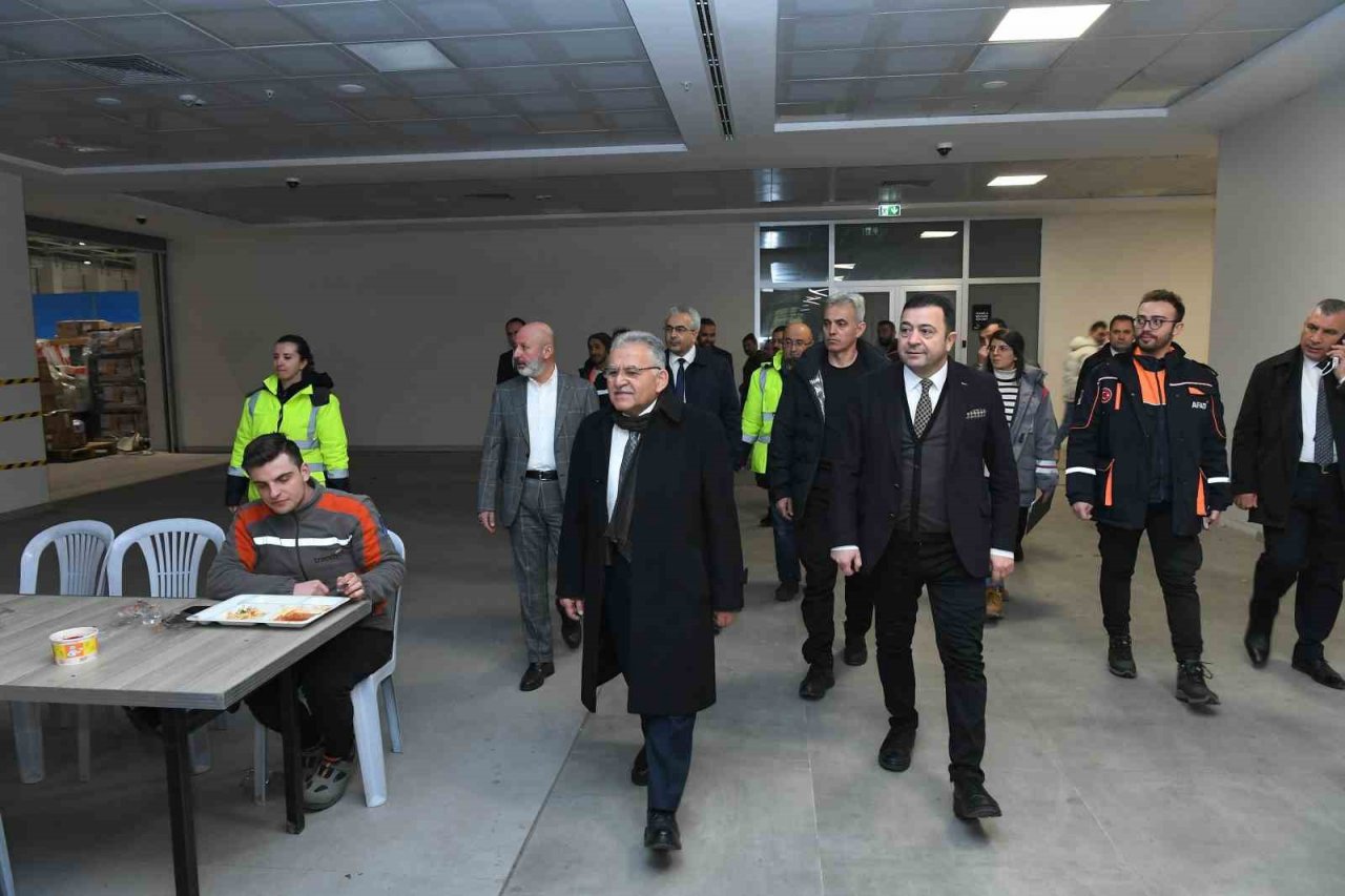 Başkan Büyükkılıç: "Deprem bölgesine yardım, bin tıra ulaştı"