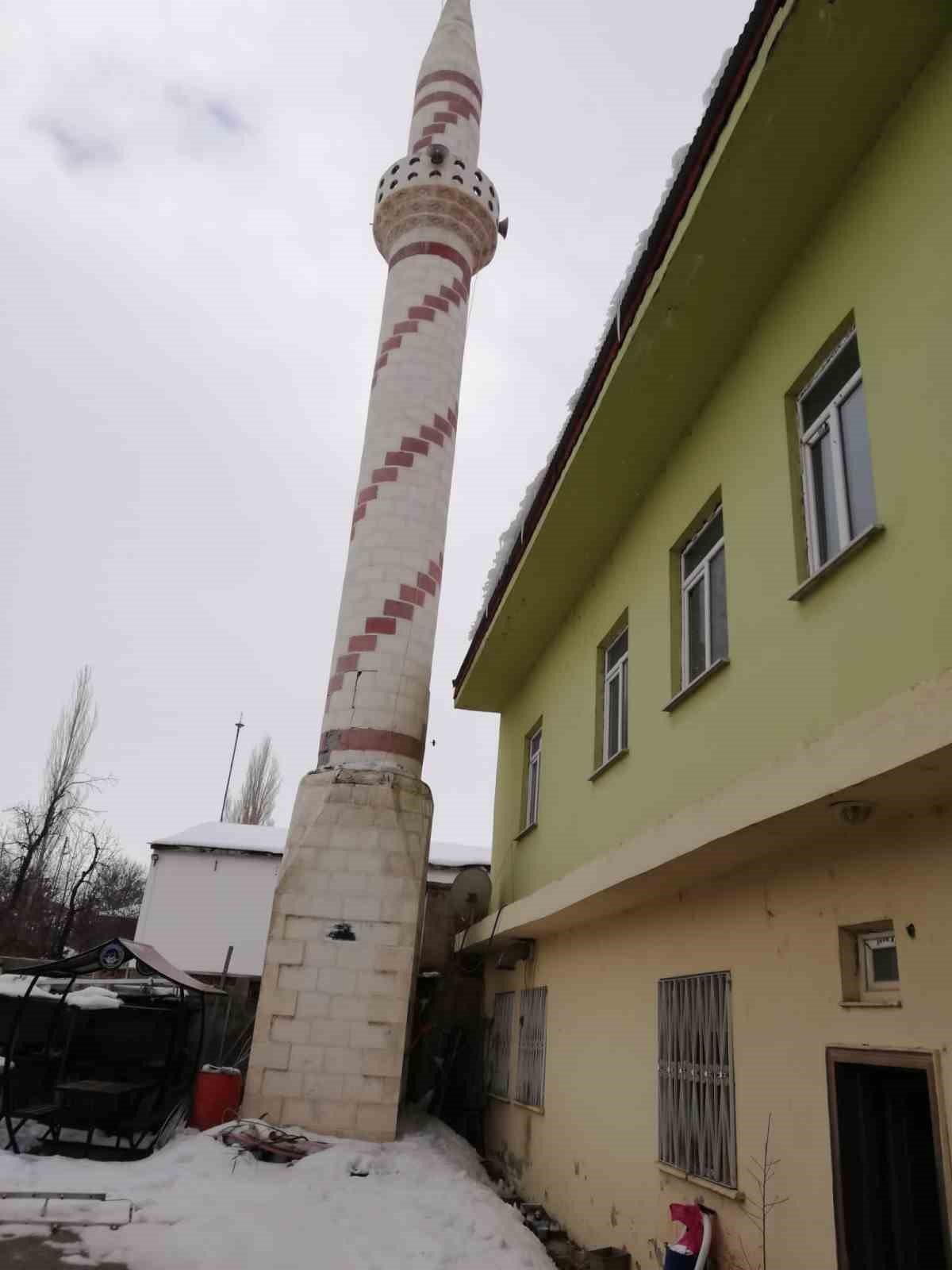 Büyükşehir Sarız’da hasarlı minareyi sorunsuz şekilde yıktı