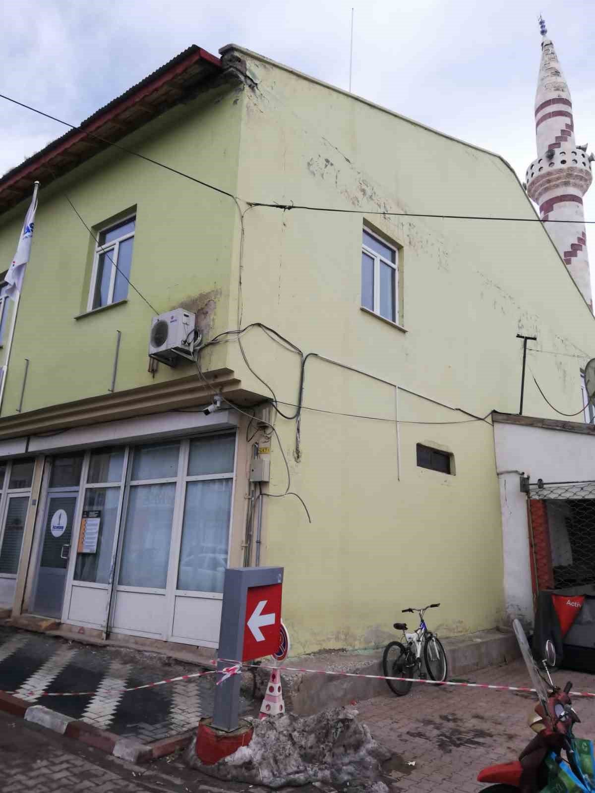 Büyükşehir Sarız’da hasarlı minareyi sorunsuz şekilde yıktı