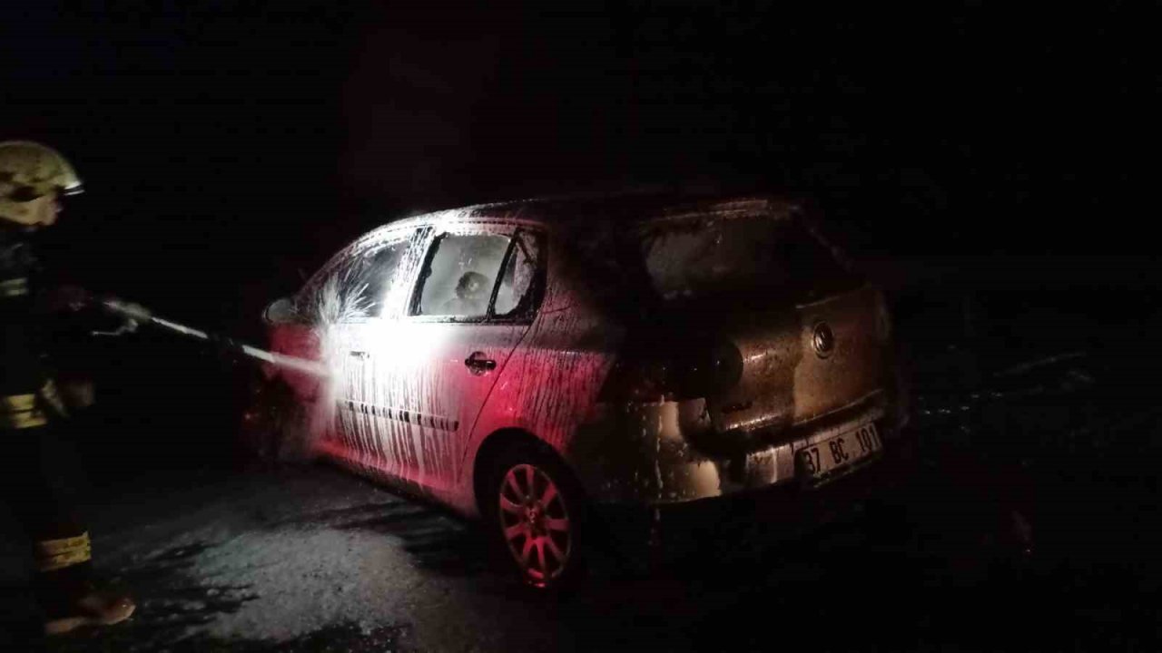 Kaza yapan araç alev topuna döndü