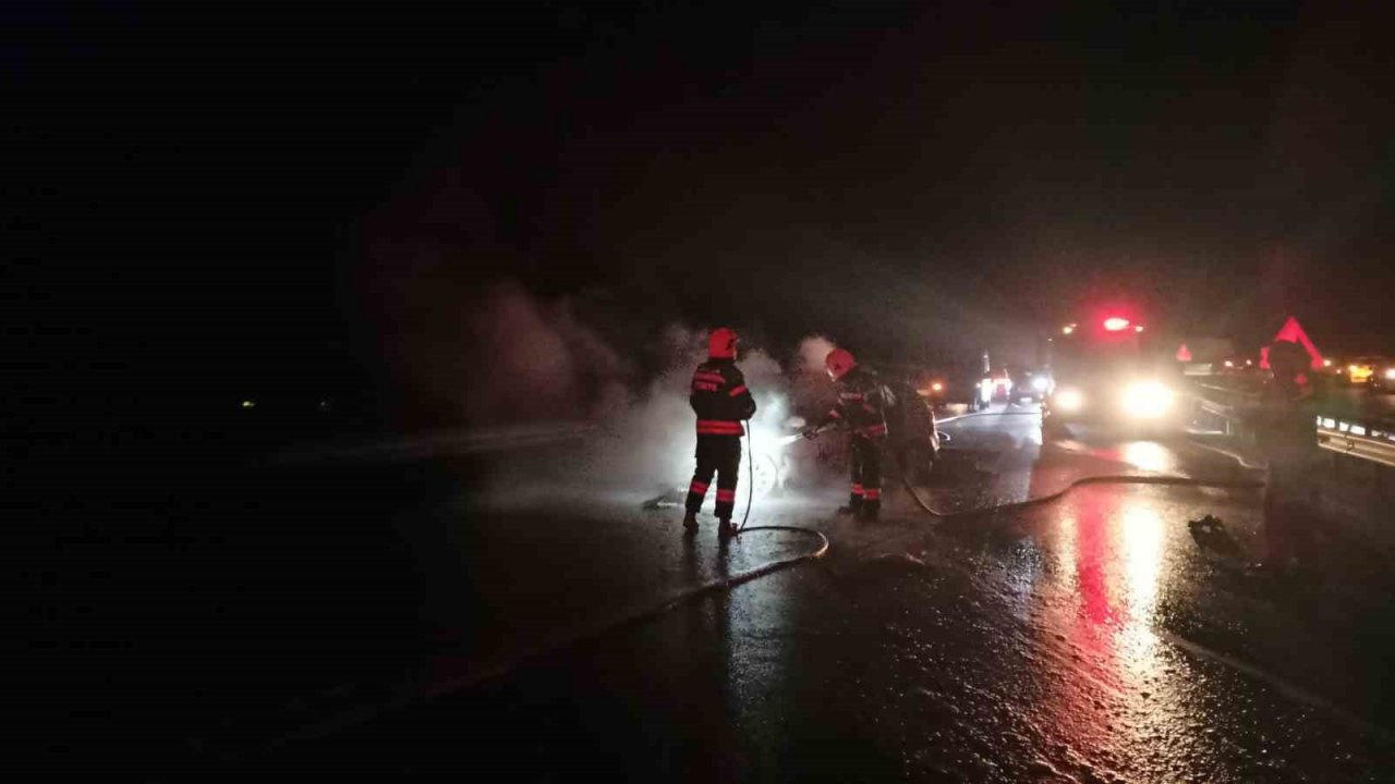 Kaza yapan araç alev topuna döndü