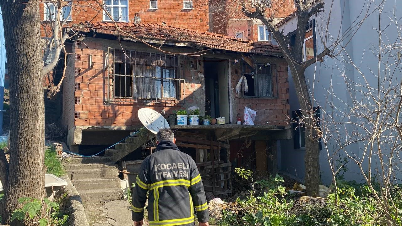 Gecekonduda çıkan yangında 2 kişi dumandan etkilendi