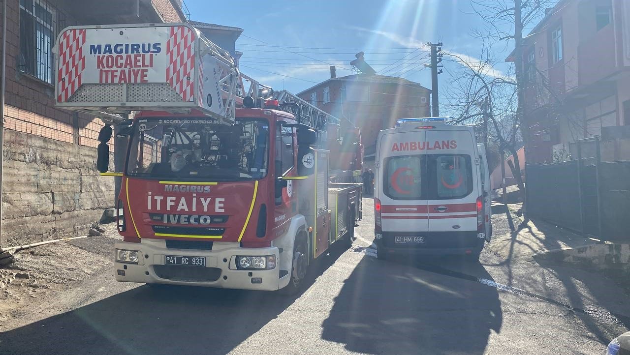 Gecekonduda çıkan yangında 2 kişi dumandan etkilendi