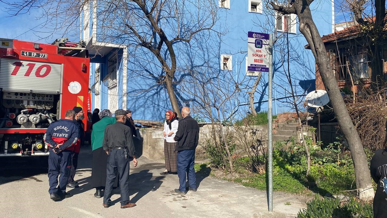 Gecekonduda çıkan yangında 2 kişi dumandan etkilendi