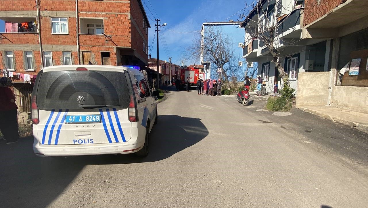 Gecekonduda çıkan yangında 2 kişi dumandan etkilendi