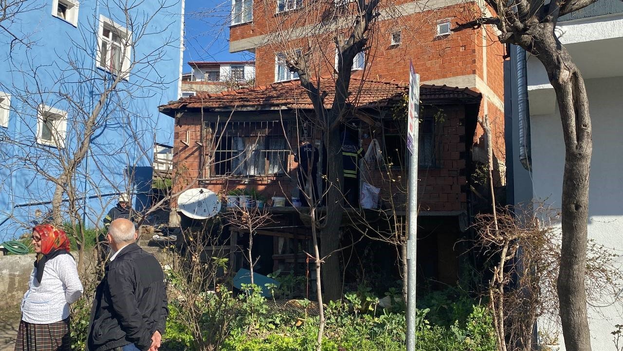 Gecekonduda çıkan yangında 2 kişi dumandan etkilendi