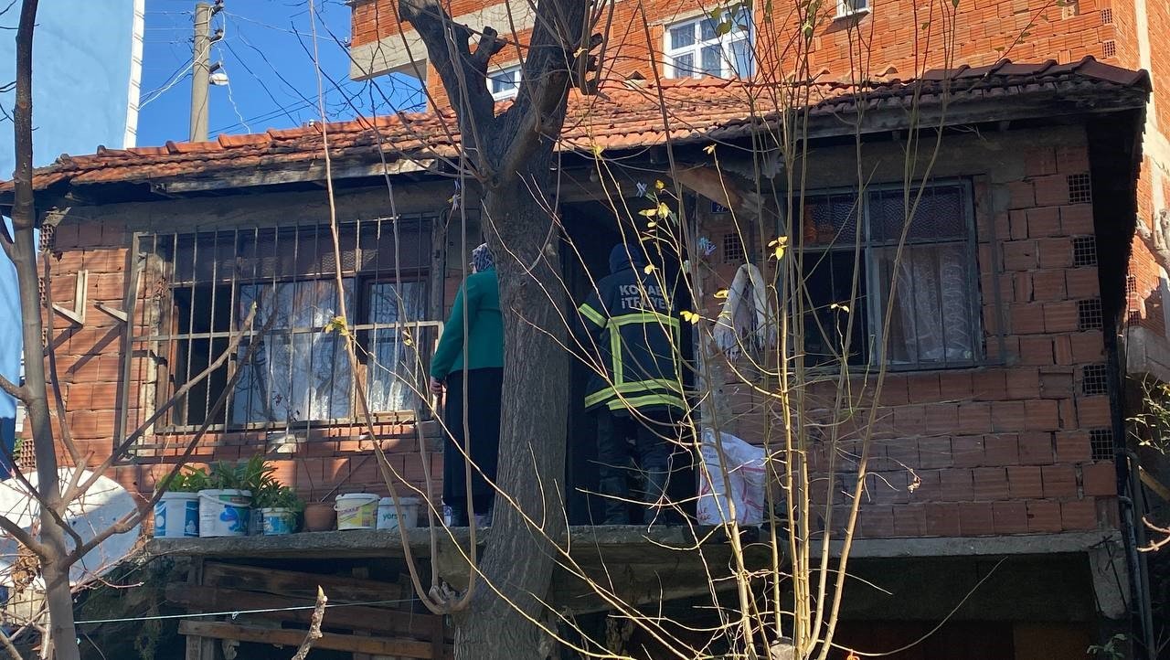 Gecekonduda çıkan yangında 2 kişi dumandan etkilendi