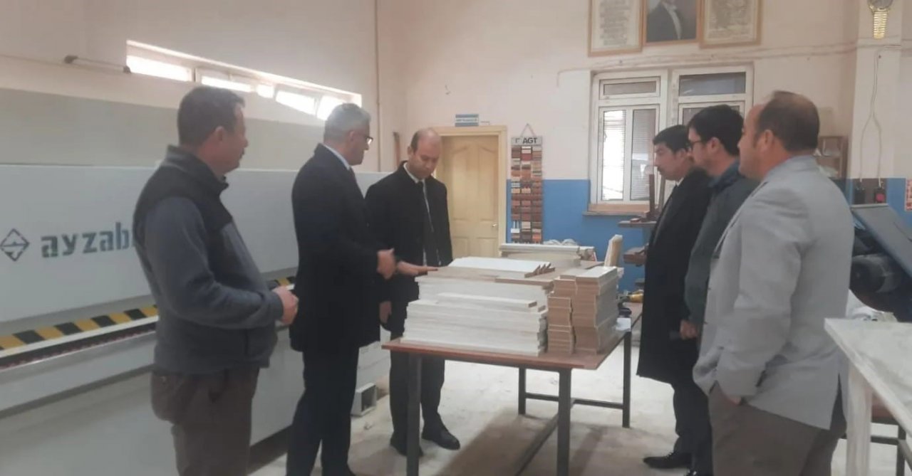 Köyceğiz’de depremzedeler için uyku tulumu, masa ve tabure üretiliyor