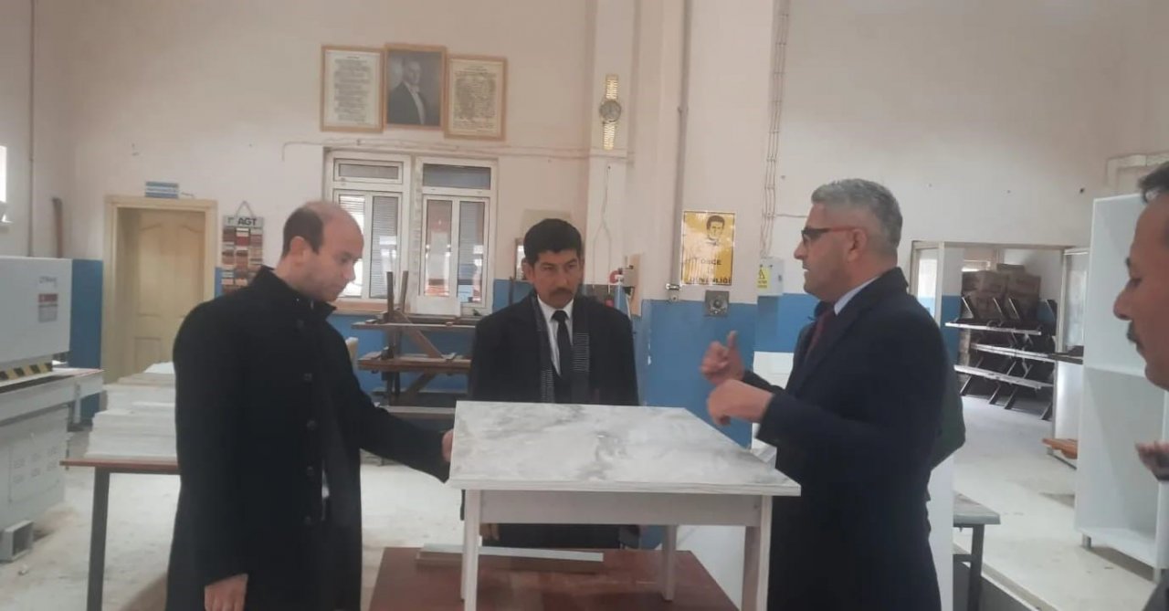 Köyceğiz’de depremzedeler için uyku tulumu, masa ve tabure üretiliyor