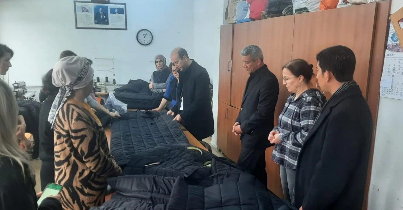 Köyceğiz’de depremzedeler için uyku tulumu, masa ve tabure üretiliyor