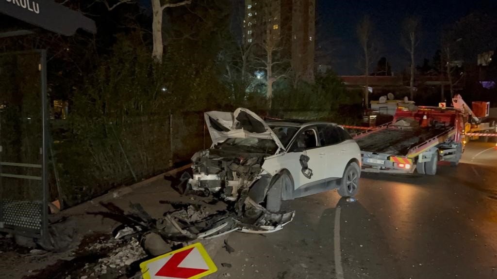 Küçükçekmece’de kontrolden çıkan araç elektrik direğine çarptı: 4 yaralı