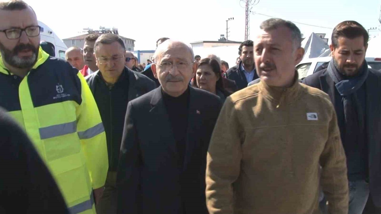 Kemal Kılıçdaroğlu Kocaeli Belediyesi’nin kurduğu çadır kenti ziyaret etti