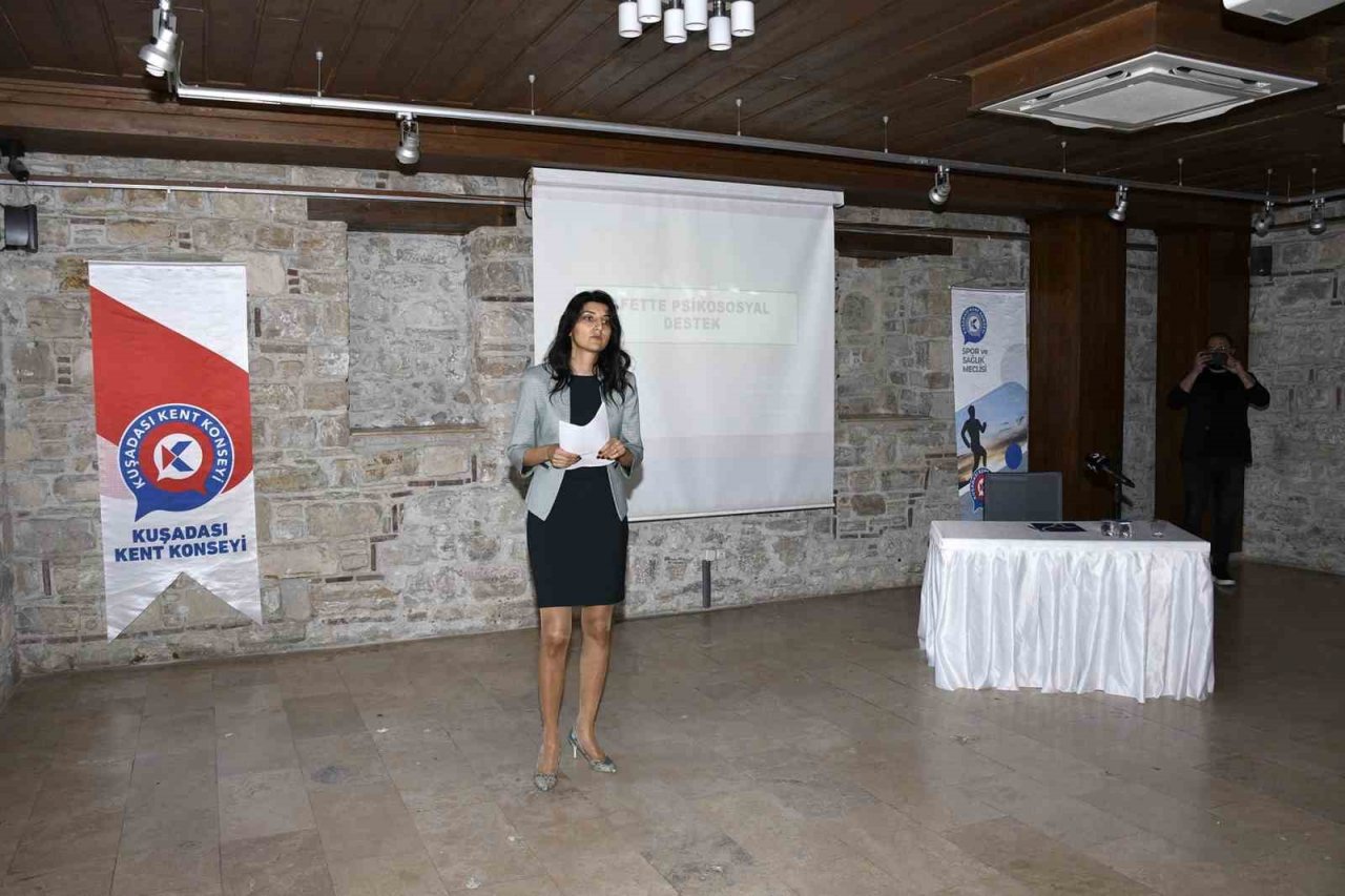 Kuşadası’nda psikologlar depremzedeler için bir araya geldi