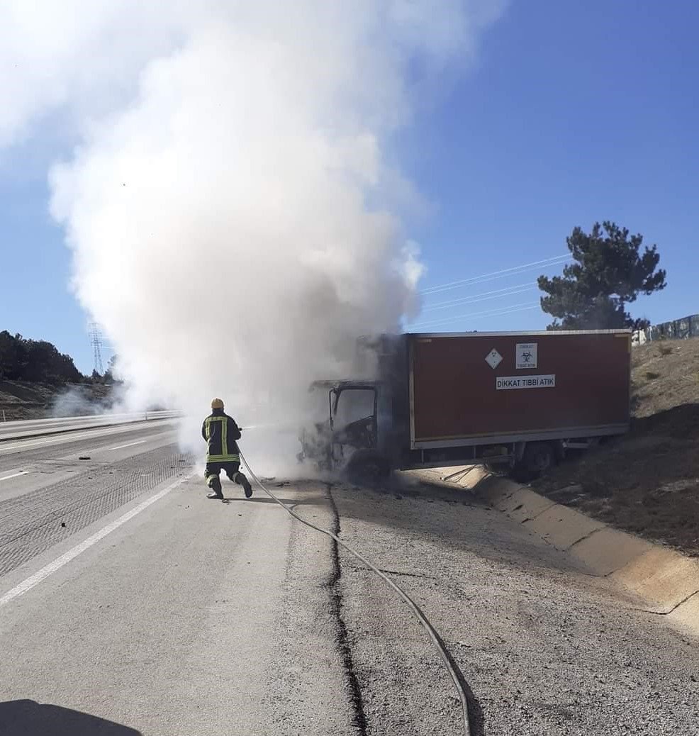 Kütahya’da seyir halindeki tıbbi atık aracı yandı