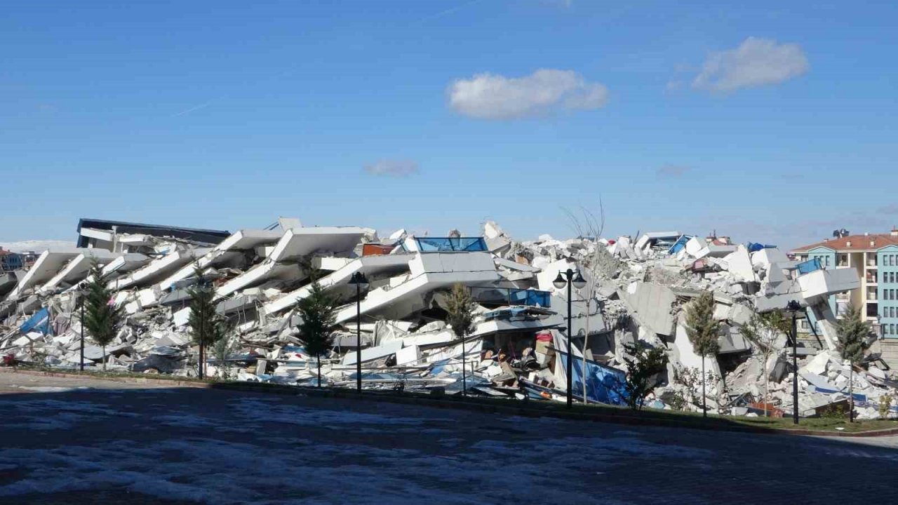 Milyonluk yeni daireleri yıkılan vatandaşlar isyan etti