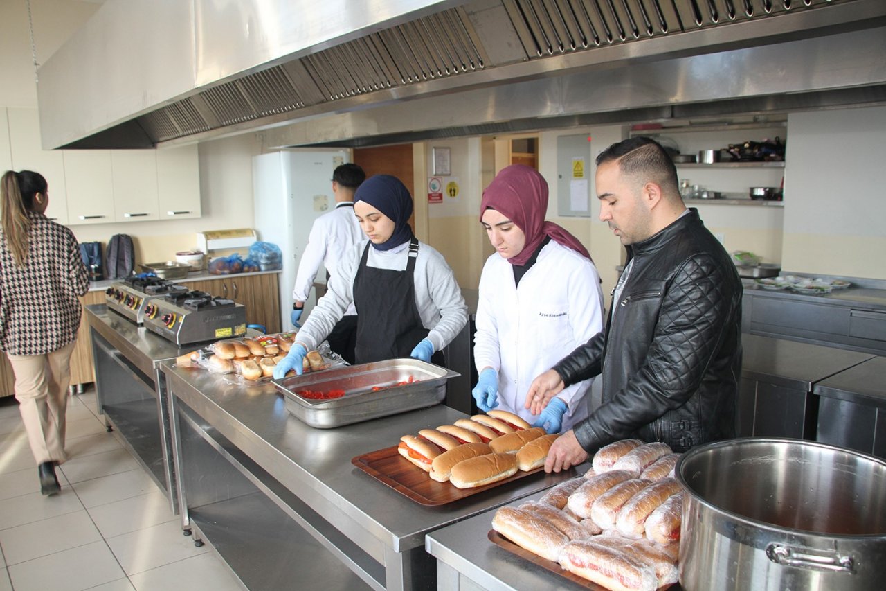 Anaokulu öğrencilerinin kahvaltılıklarını meslek liseliler hazırlıyor