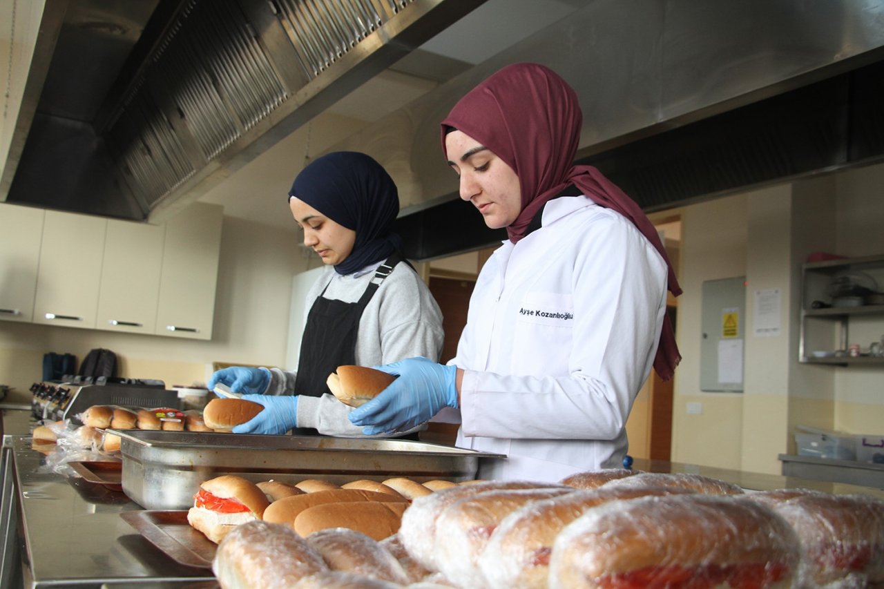 Anaokulu öğrencilerinin kahvaltılıklarını meslek liseliler hazırlıyor