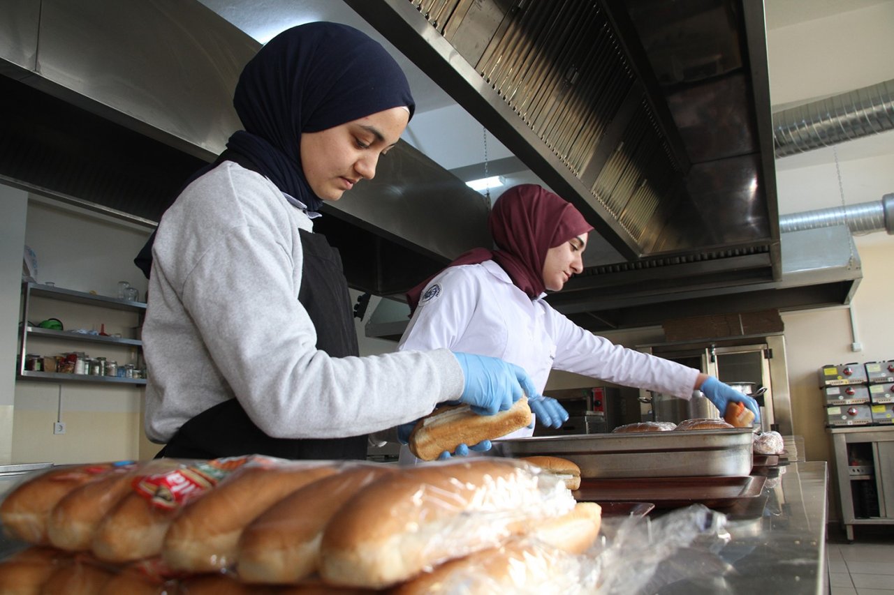 Anaokulu öğrencilerinin kahvaltılıklarını meslek liseliler hazırlıyor