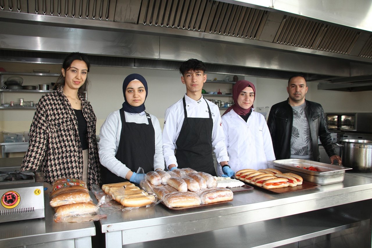 Anaokulu öğrencilerinin kahvaltılıklarını meslek liseliler hazırlıyor