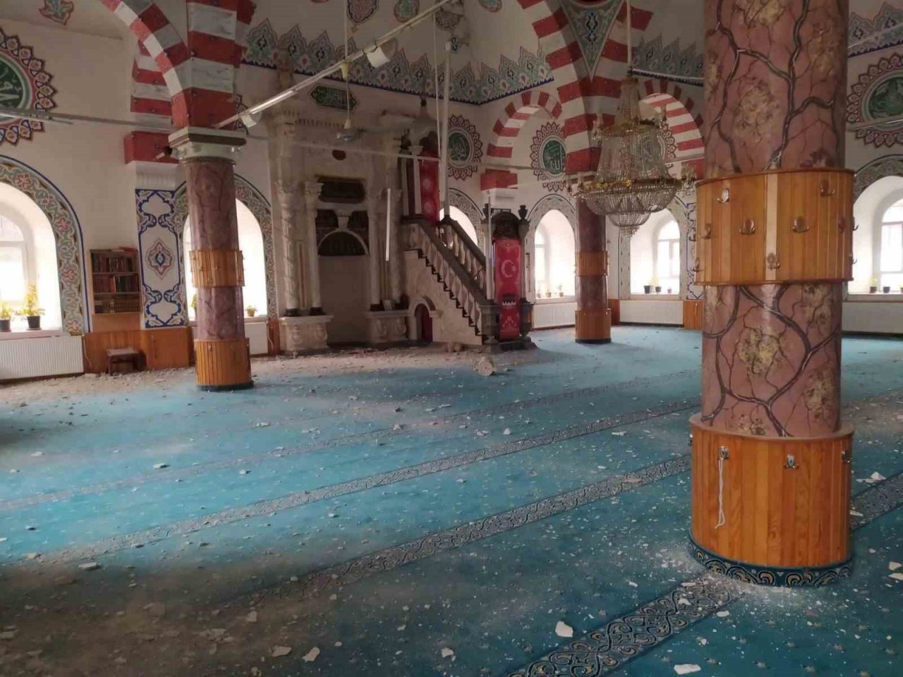 Hasar gören camilerde inceleme başlatıldı