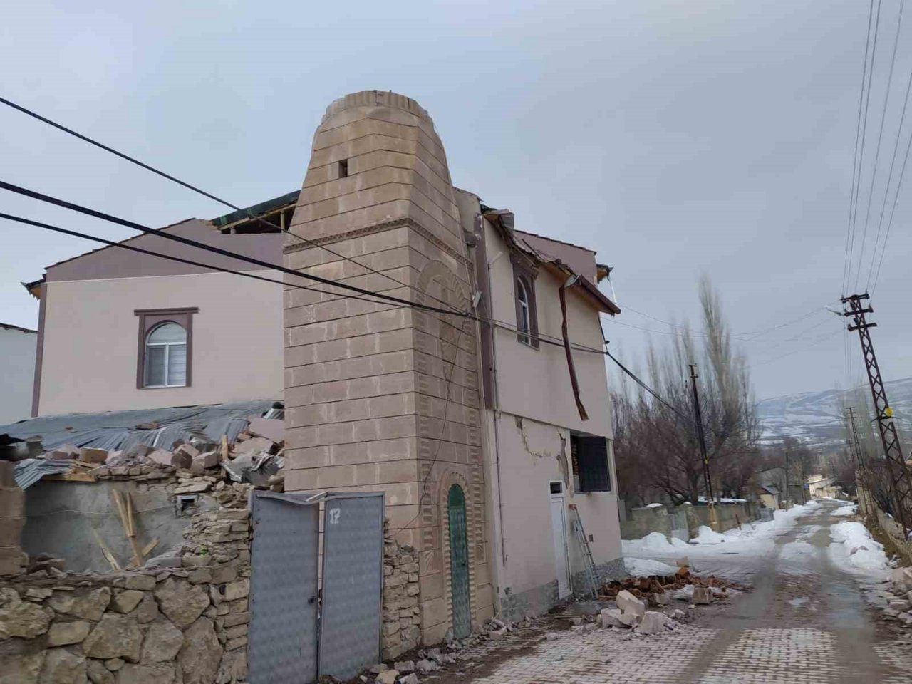 Hasar gören camilerde inceleme başlatıldı