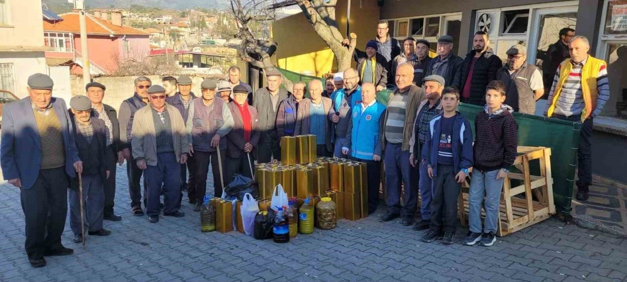 Kendi ürettikleri zeytinyağlarını depremzedelere gönderdiler