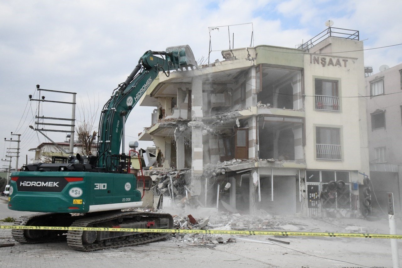 Osmaniye Barosu ağır hasarlı binaların yıkılmasına tedbiren durdurma kararı aldırdı