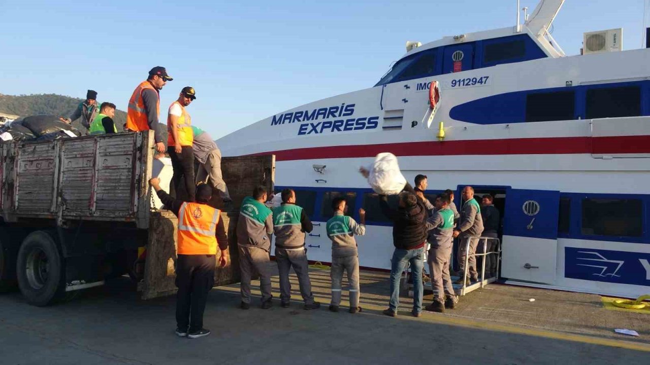 Rodos’tan gelen yardımları orman işçileri karşıladı